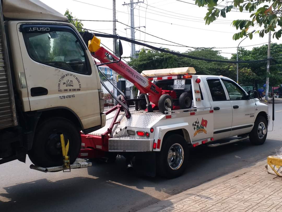Xe cứu hộ chuyên dụng của Lốp Quốc Dân hỗ trợ thay lốp xe Advenza tận nơi