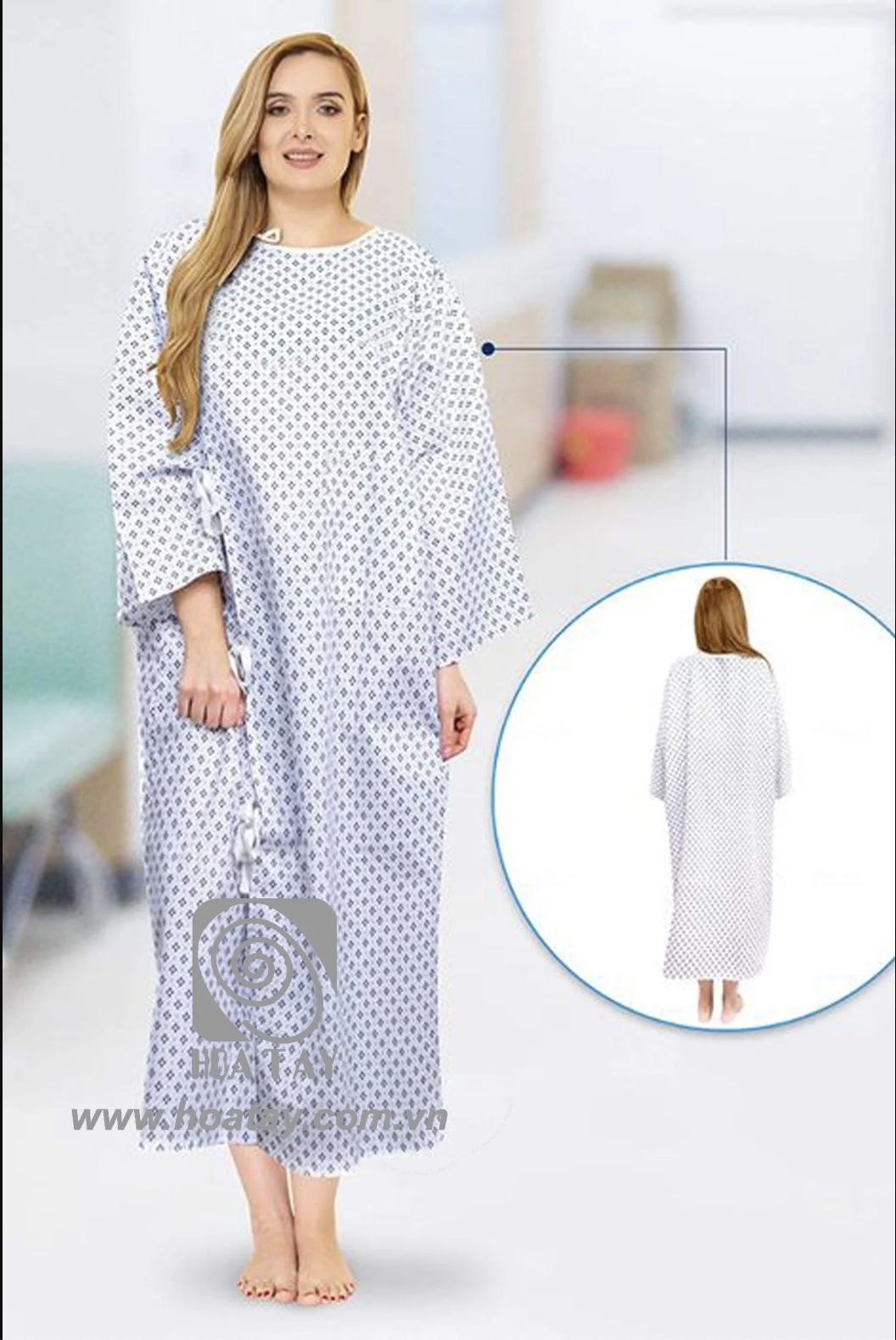 Một phụ nữ mặc áo bệnh nhân (áo choàng y tế) họa tiết hình thoi xanh, tay lửng, buộc dây bên hông, chất liệu cotton mỏng, dáng suông dài, chụp trong môi trường bệnh viện với ánh sáng trắng.