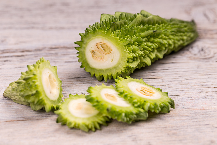 Người phụ nữ đang uống nước ép rau củ để bổ sung dưỡng chất, hỗ trợ quá trình phục hồi da tự nhiên