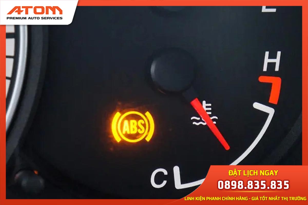 Khi đèn phanh báo sáng liên tục tài xế cần kiểm tra và khắc phục