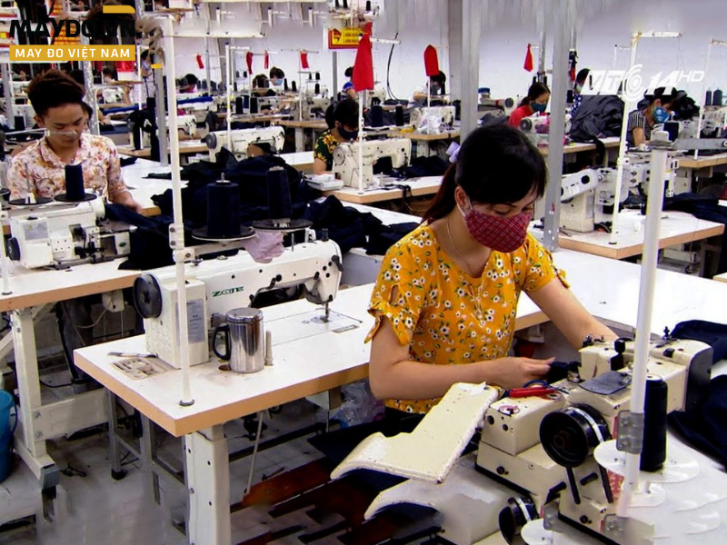 Bảng theo dõi tiến độ sản xuất đồng phục giúp doanh nghiệp chủ động nhận diện rủi ro chậm trễ.