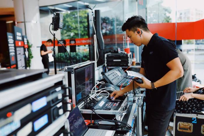Nhân viên diện đồng phục công ty chuyên nghiệp và đồng bộ