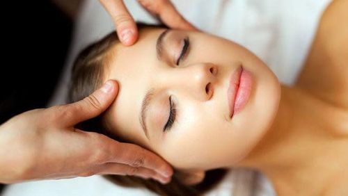 Bấm huyệt giúp lưu thông khí huyết cho làn da hồng hào