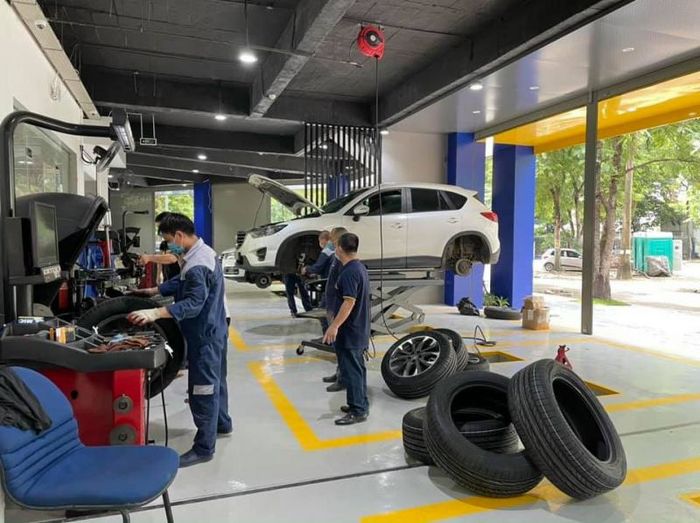 Kỹ thuật viên Lốp Quốc Dân kiểm tra và bảo dưỡng lốp Advenza chuyên nghiệp