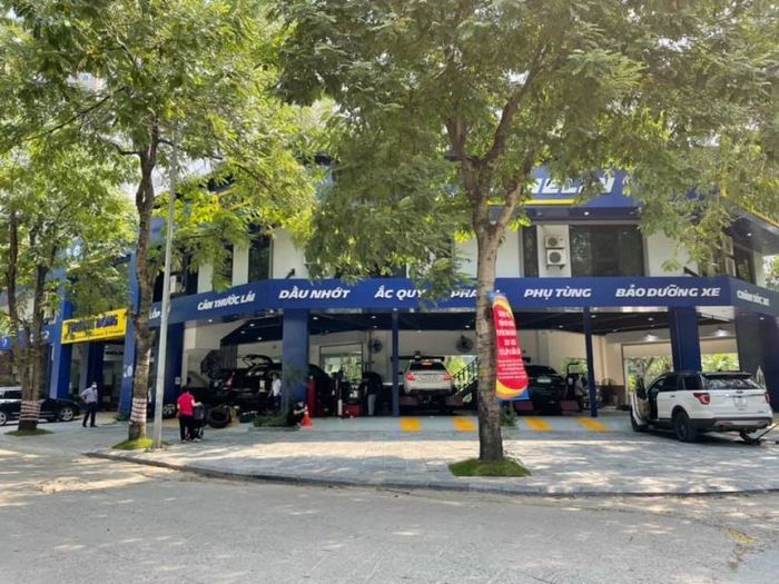 Kỹ thuật viên Lốp Quốc Dân kiểm tra lốp xe ô tô định kỳ tại trung tâm dịch vụ chuyên nghiệp