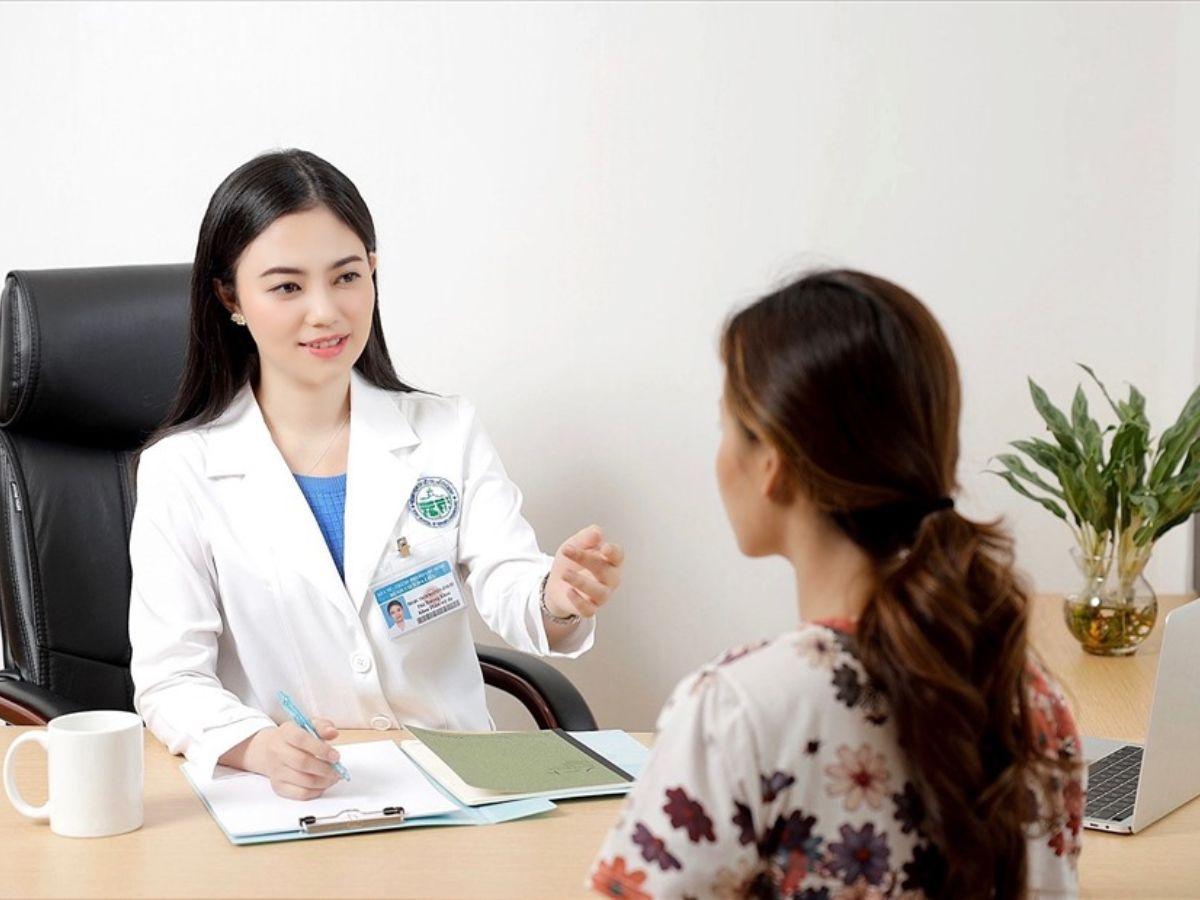Chuyên gia spa tư vấn liệu trình điều trị nám và lão hóa