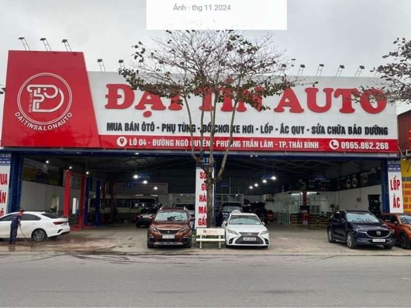 Kỹ thuật viên tại gara đang kiểm tra thông số kỹ thuật và độ mới của lốp xe ô tô