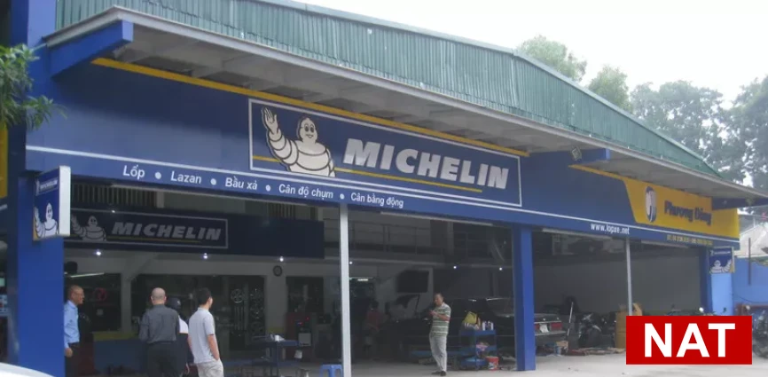 Kỹ thuật viên đang thực hiện thay lốp ô tô tại nhà với thiết bị chuyên dụng