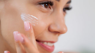 Người phụ nữ thực hiện quy trình chăm sóc da tại nhà