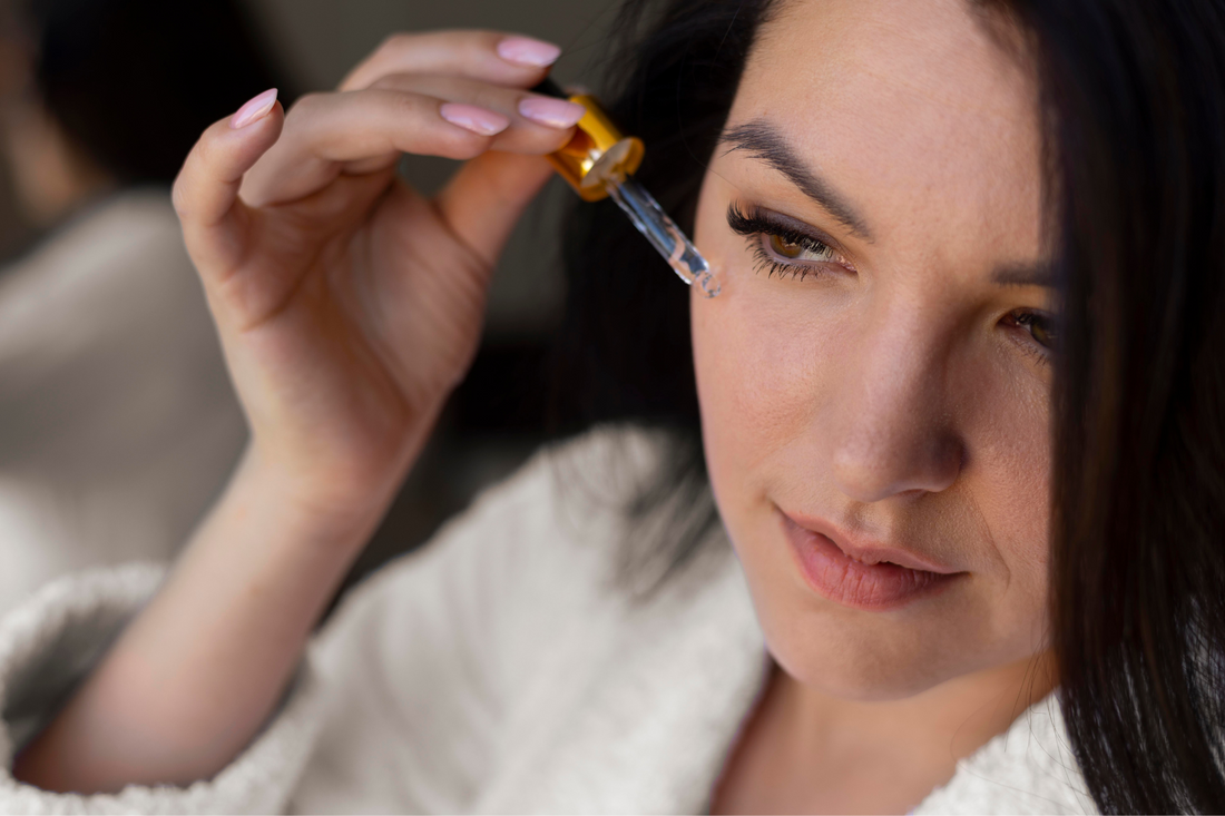 Phụ nữ đang thoa serum chống lão hóa cho da mặt