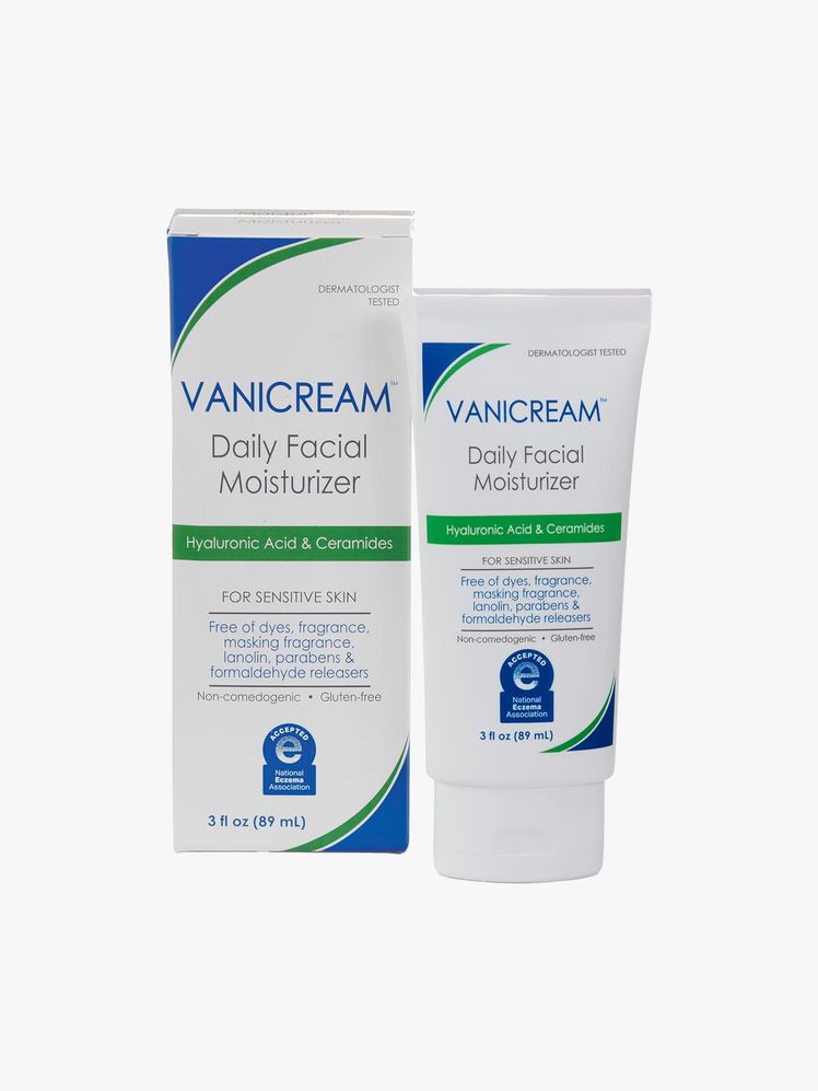 Bộ sản phẩm skincare tối giản cho nam giới: sữa rửa mặt, tinh chất, kem chống nắng trên bàn.