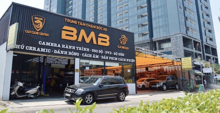 Kỹ thuật viên đang detailing chuyên sâu một chiếc xe tại Gò Vấp, đảm bảo sạch sẽ và bảo vệ tối ưu