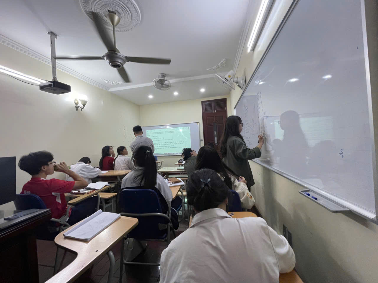 Hình ảnh tư vấn hướng nghiệp chuyên sâu giúp học sinh 2k8 định hình tương lai bằng Design Thinking