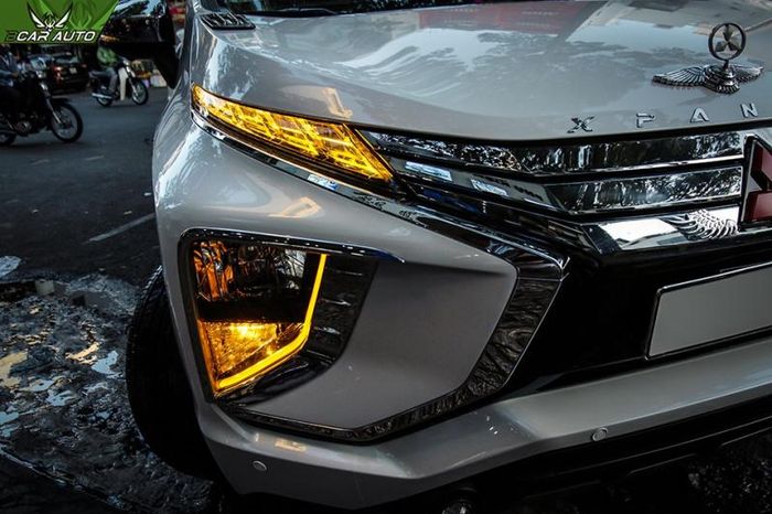 Kỹ thuật viên chuyên nghiệp kiểm tra và chăm sóc xe hơi tại garage uy tín ở Gò Vấp