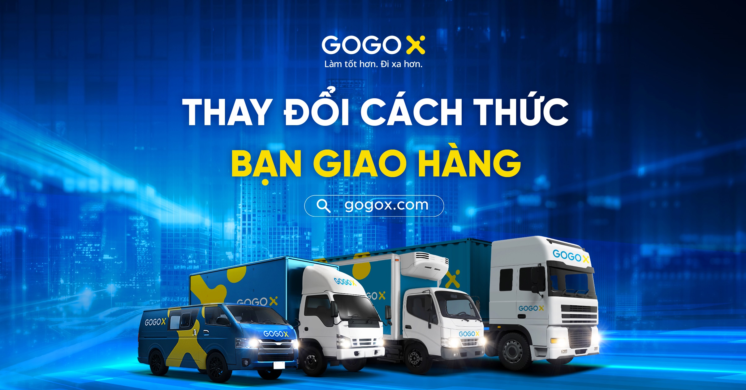 Nhân viên kiểm tra quy trình sản xuất đồng phục đảm bảo tiến độ