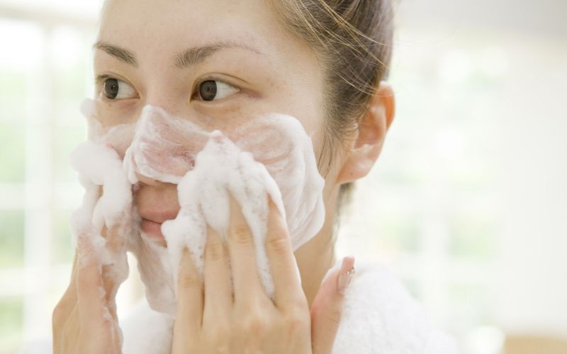 Minh họa về tầm quan trọng của việc lựa chọn kem dưỡng ẩm chuyên sâu để cấp ẩm sâu và phục hồi hàng rào bảo vệ da.