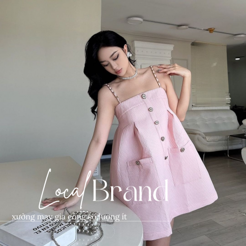 Kiểm tra kỹ thuật đường may trên trang phục đồng phục để đảm bảo độ bền và tính thẩm mỹ