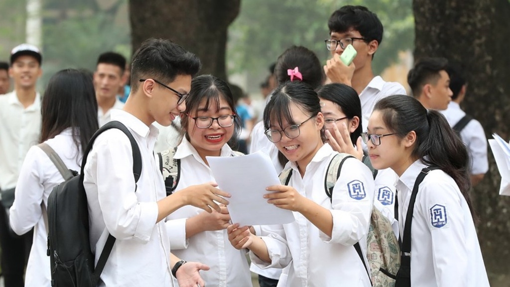 Hình ảnh học sinh làm bài thi THPT Quốc gia, minh họa việc chú trọng đánh giá năng lực thực tiễn và lộ trình ôn thi thông minh.