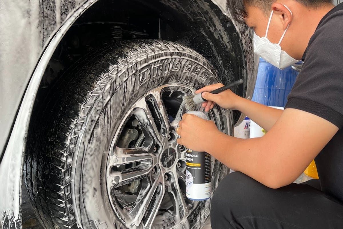 6 dụng cụ cần có để vệ sinh bụi phanh trên hốc mâm xe không trầy xước
