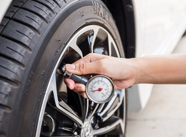 Cách đọc áp suất lốp chuẩn và quy trình bơm đúng