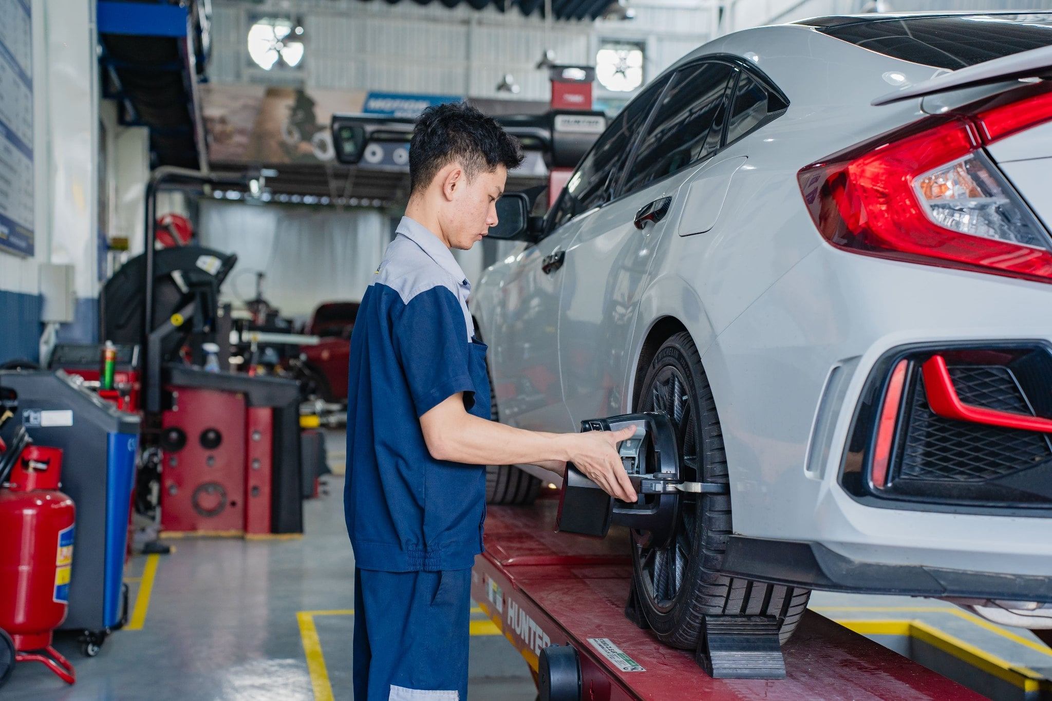 Bám đường khi mưa: Vai trò cao su và kích cỡ lốp