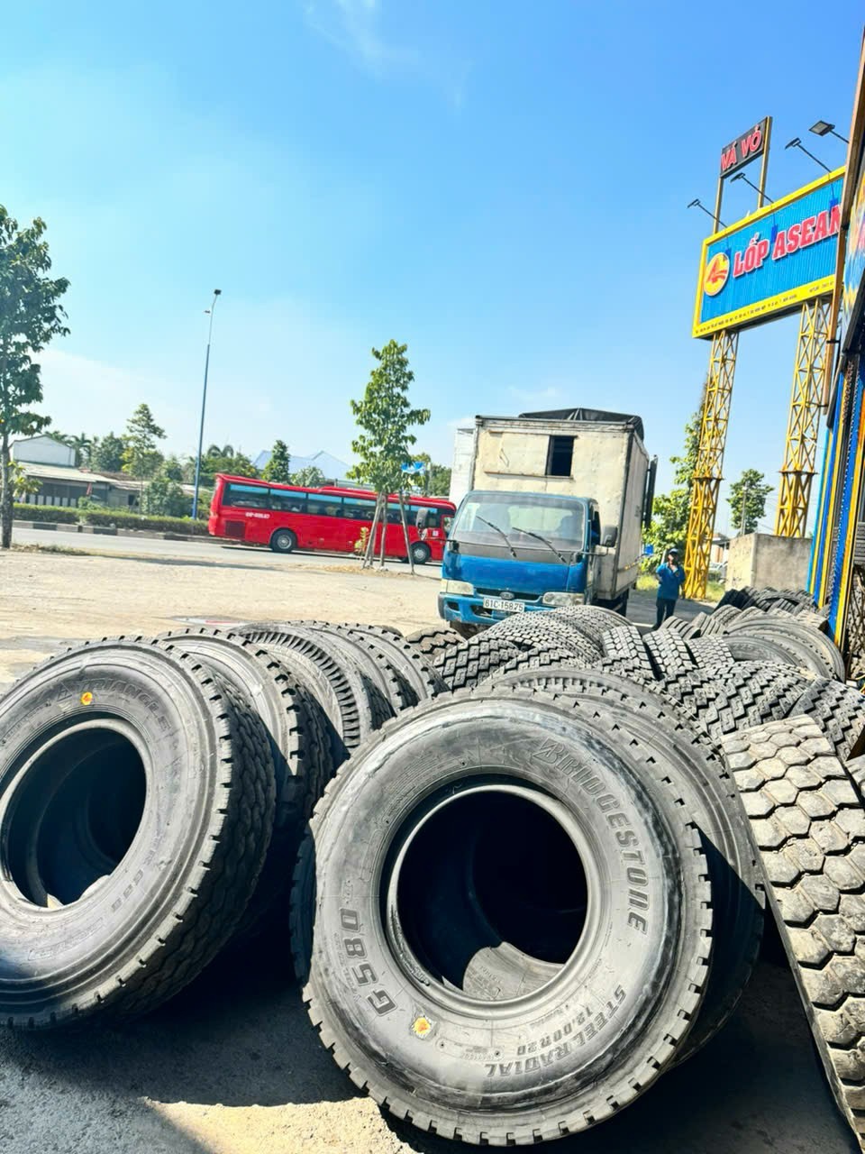 Gara thay lốp xe gia đình: Làm sao biết lốp mới thật sự an toàn