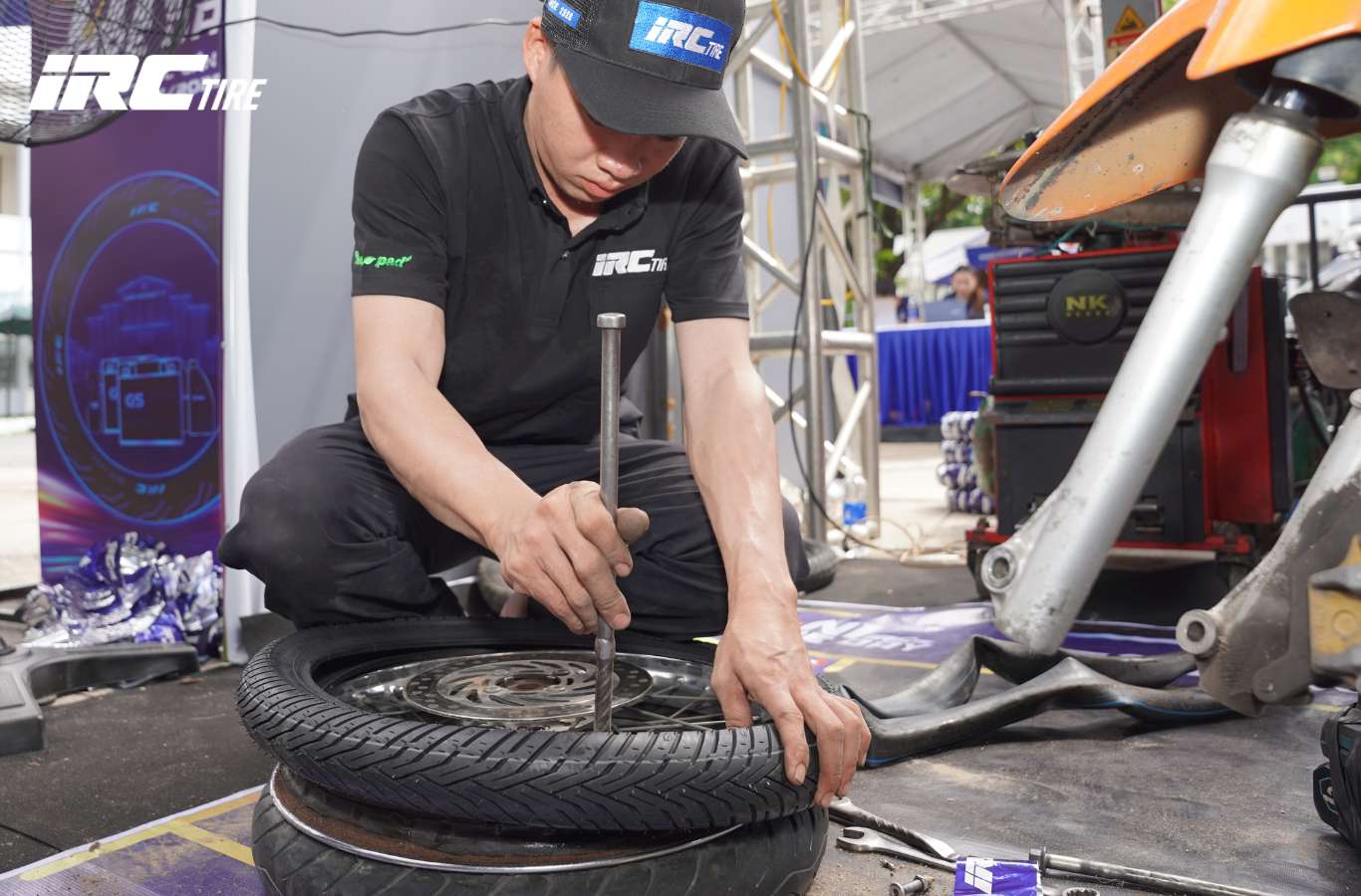 Chi phí vận hành tăng cao đang đặt các chủ xe dịch vụ vào thế khó, nơi áp lực khấu hao lốp xe trở th
