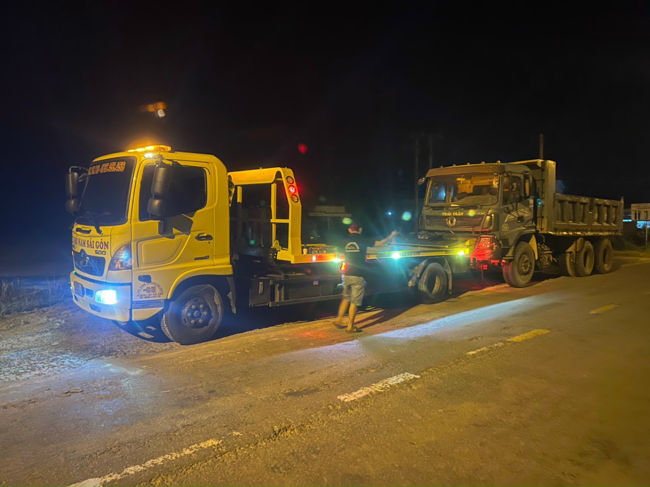 Nổ lốp cao tốc: Vượt qua hoảng loạn để giữ lái an toàn
