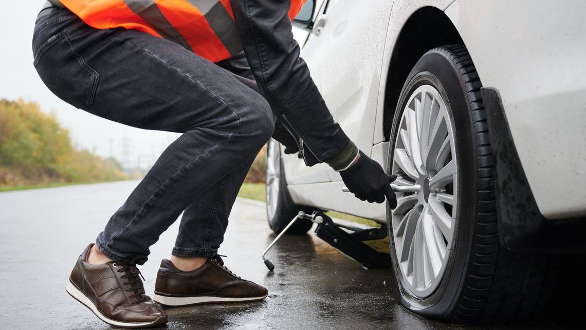 Nới lỏng đai ốc trước khi đặt kích gầm khi thay lốp dự phòng