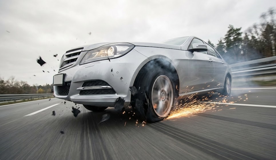 Nổ lốp ở 100km/h: Ghì xe khỏi bị kéo vào dải phân cách