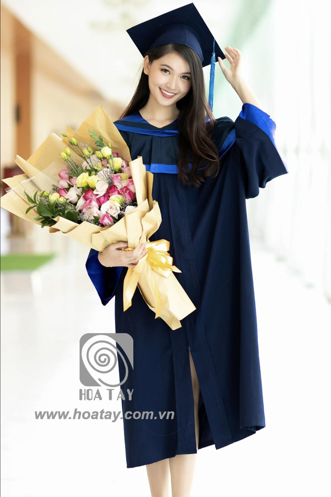 Mùa nóng 38 độ: Vì sao vải nilon phế chế phá hỏng phom áo tốt nghiệp?