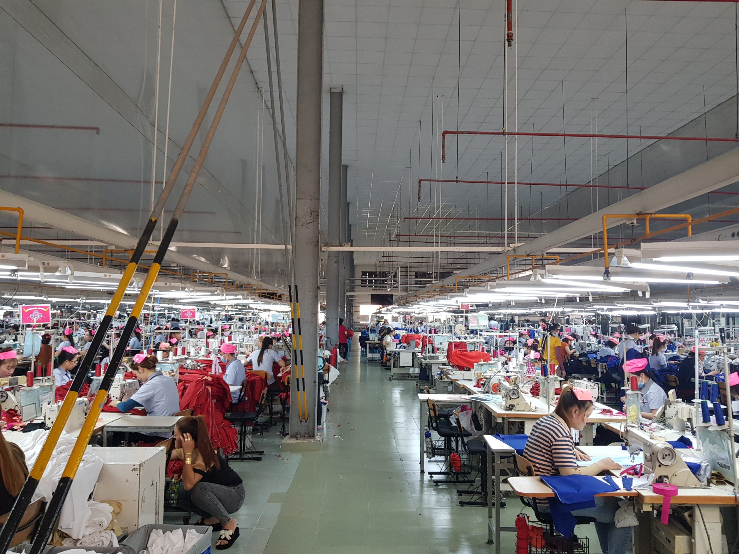 Đồng phục trễ, vải mỏng, chỉ may lộn xộn: Tránh khi chọn xưởng