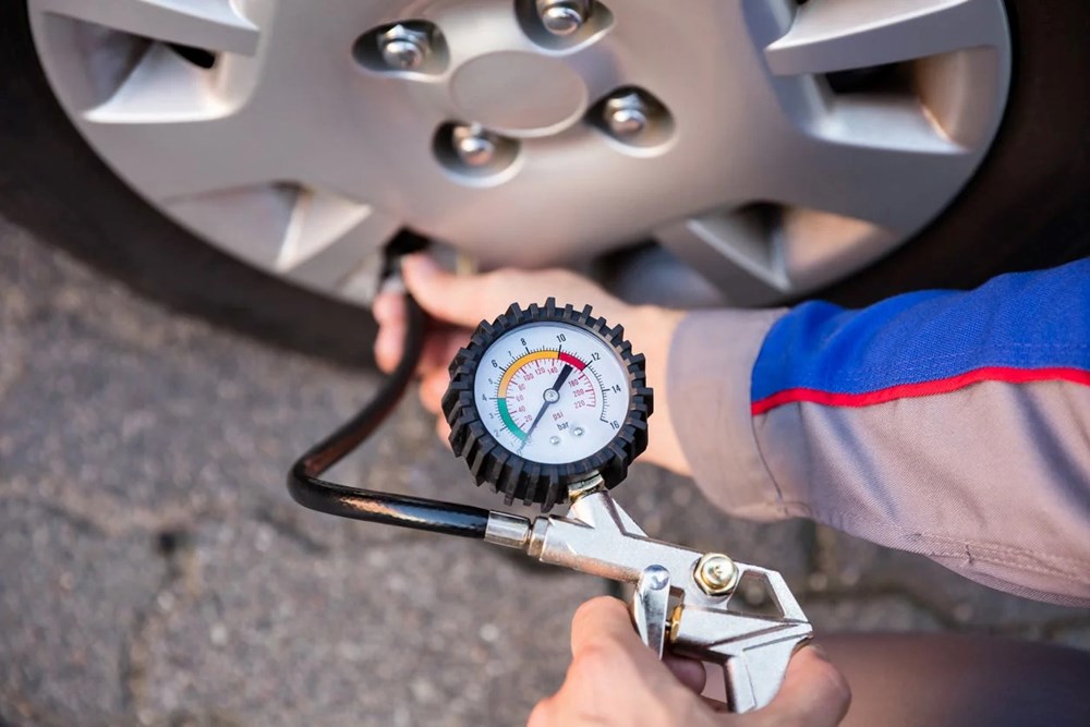 Vì sao áp suất 32 PSI trong sách tay khác với xe thật