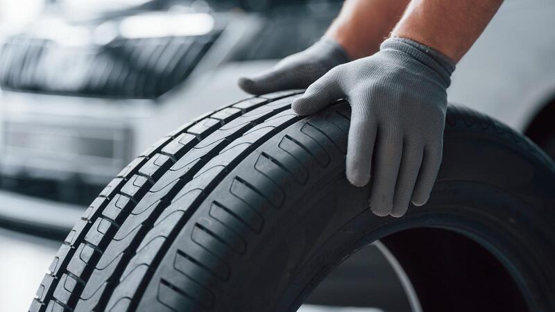 Tráng keo chống thủng lốp xe máy: Bảng giá Lốp Quốc Dân