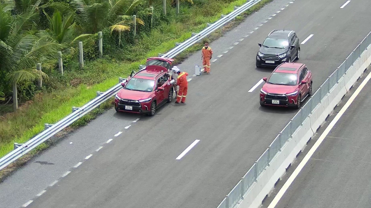 Nổ lốp cao tốc: Bảo vệ chính mình và người xung quanh