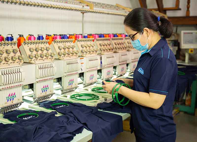 So sánh xưởng may đồng phục: Tại sao hậu mãi là chìa khóa?