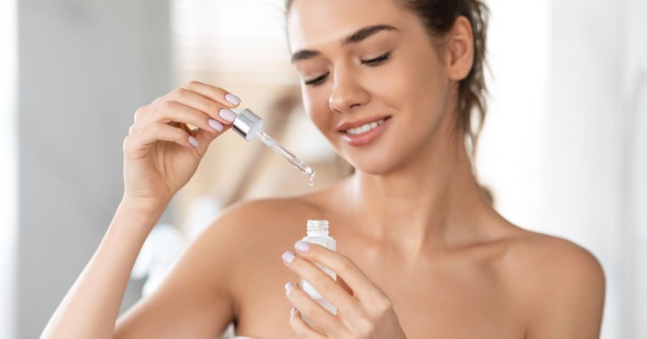 GIẢM NHĂN – NÂNG CƠ tại nhà: Bí quyết kết hợp Serum và Massage