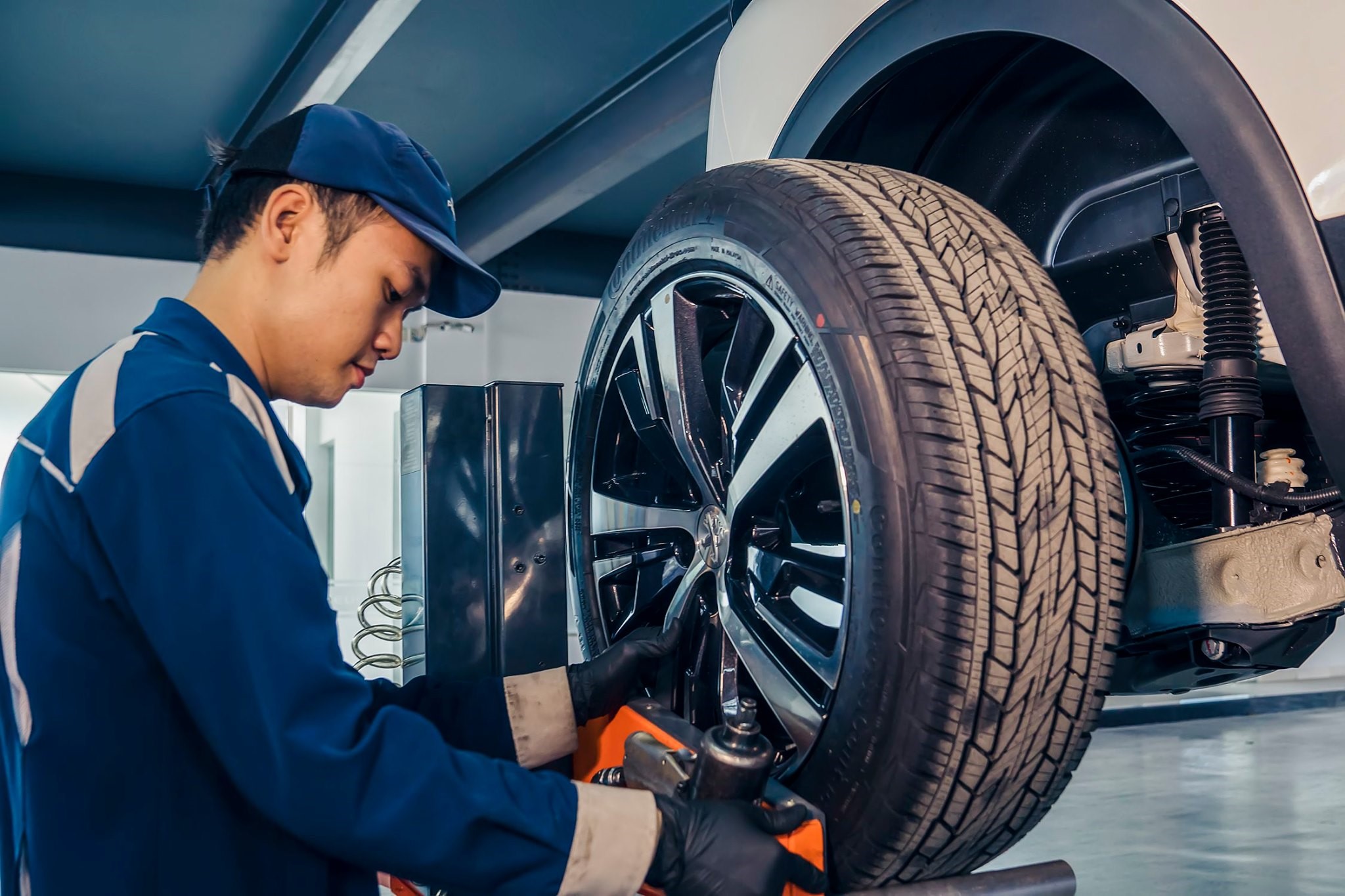 Lốp nứt rạn, gầm ồn: Dấu hiệu cần đến gara thay lốp ngay