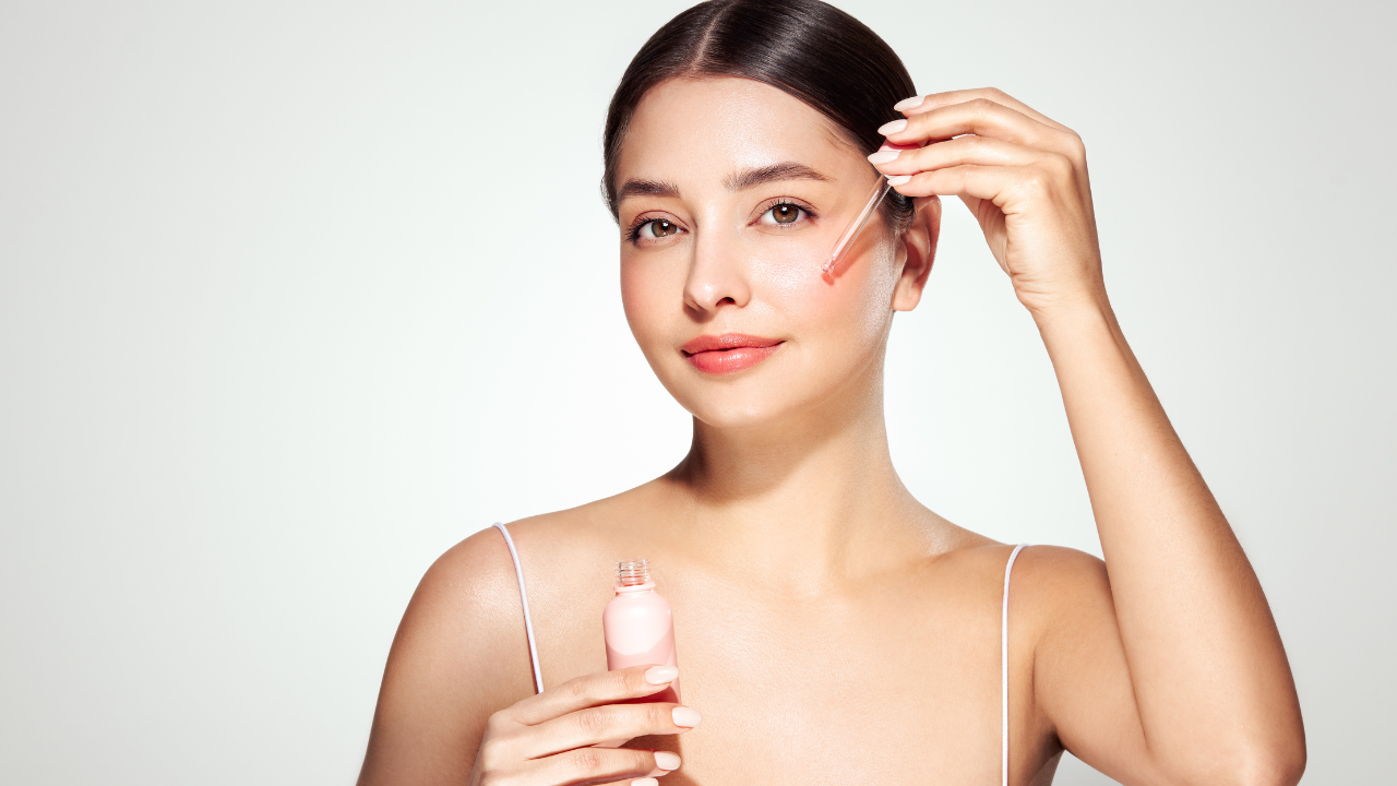 Da mụn mùa nóng: Dùng serum hay kem dưỡng?