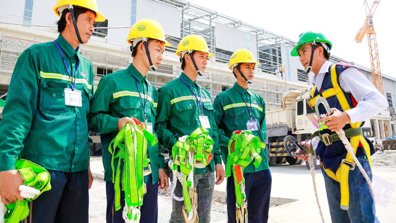 Trang Bị Bảo Hộ Lao Động: Cơ Khí vs. Xây Dựng Nên Chọn Gì?