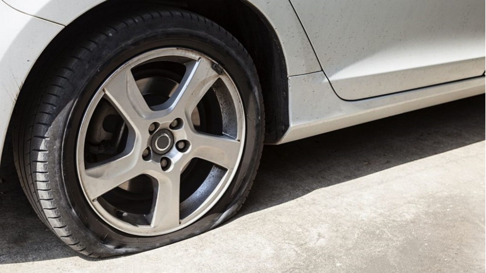 Cách xử lý sự cố nổ lốp khi đang chạy cao tốc cho xe điện