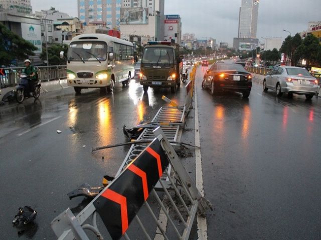 Nổ lốp ở 100km/h: Xử lý khi cú nổ phá vỡ tĩnh lặng