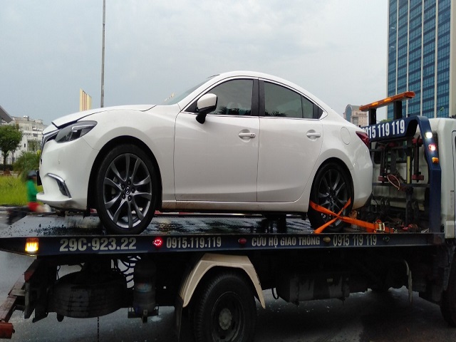Nổ lốp ở 120km/h: Kìm hoảng loạn để cầm lái an toàn