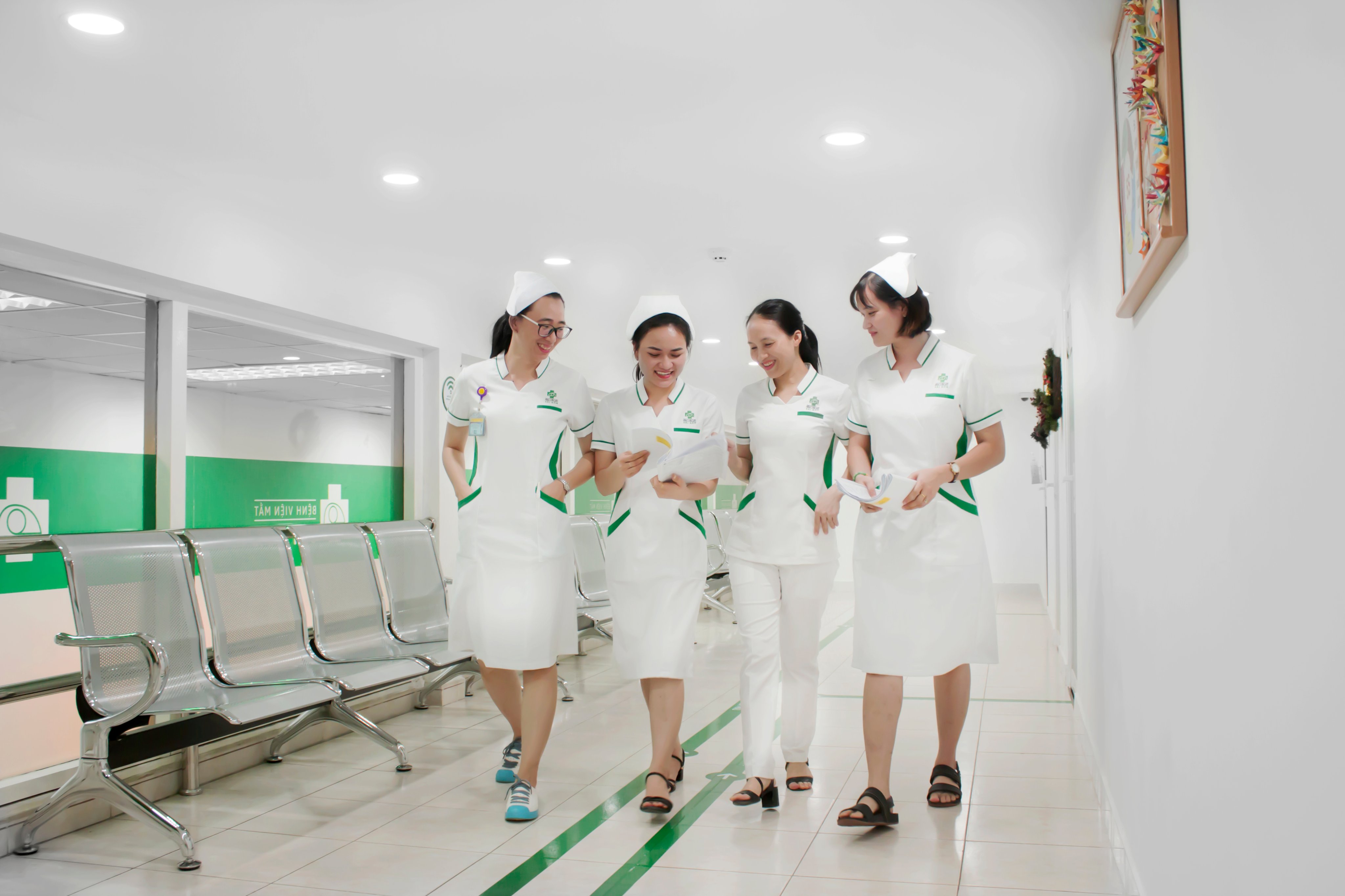 Áo blouse trắng quà tặng nhà thuốc: Tiết kiệm mà giữ phom