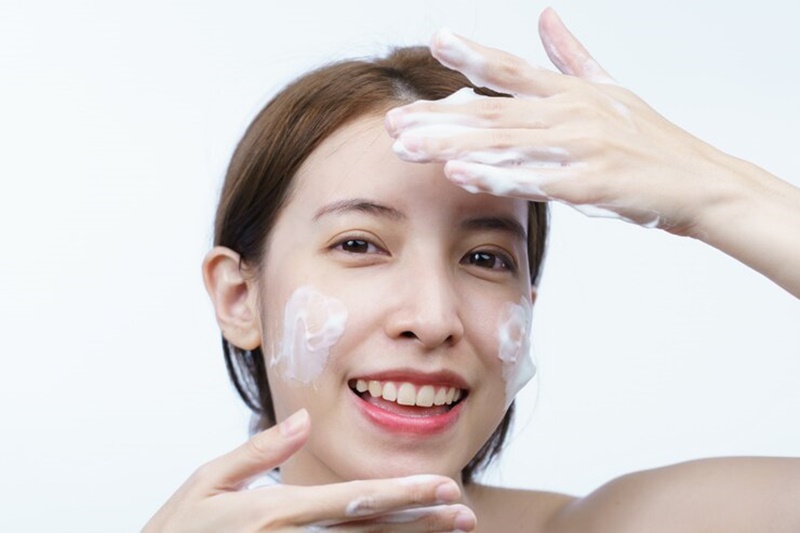 Da mụn mùa hè: Serum hay kem, đâu là lựa chọn đúng?