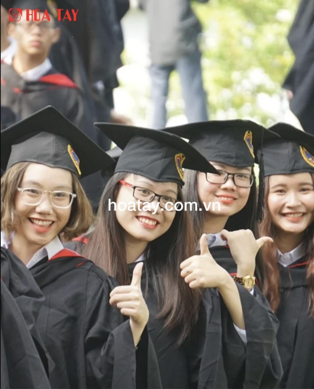 Áo cử nhân mùa hè thêm lớp lót lụa: Chi phí tăng bao nhiêu?