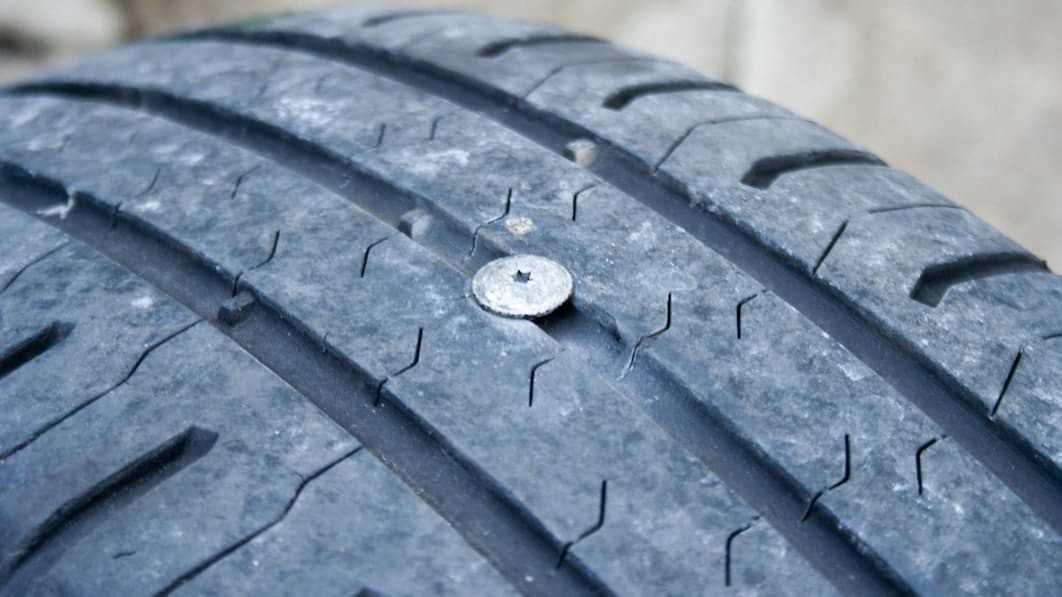 Khắc phục Sự Cố Lốp Xe Bị Cán Đinh Trên Cao Tốc An Toàn
