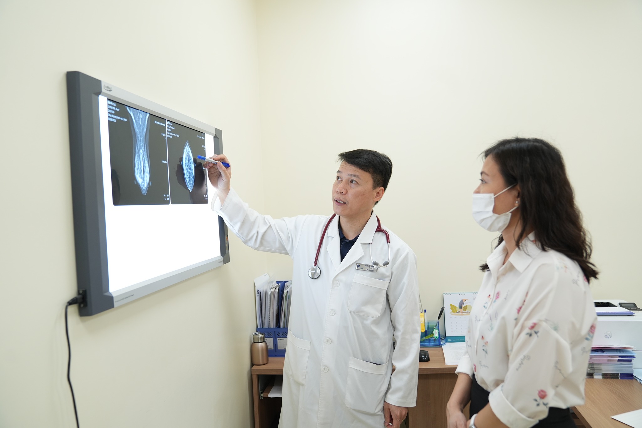 Tại sao blouse phòng khám nhiều chi nhánh lại lệch tông?