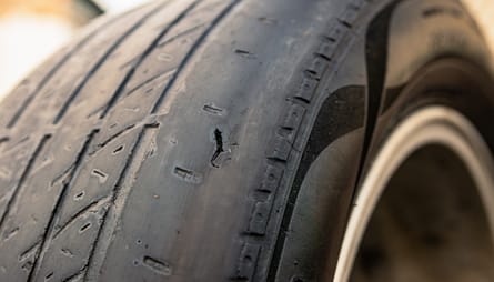 Nổ lốp cao tốc: Vì sao đạp phanh gấp khiến xe mất lái