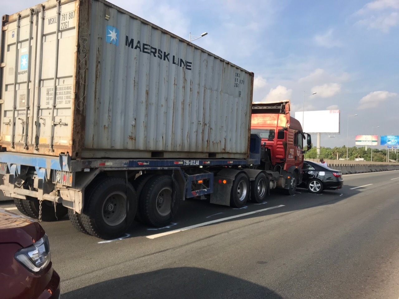 Nổ lốp tốc độ cao: Các bước giữ xe khi vô lăng rung